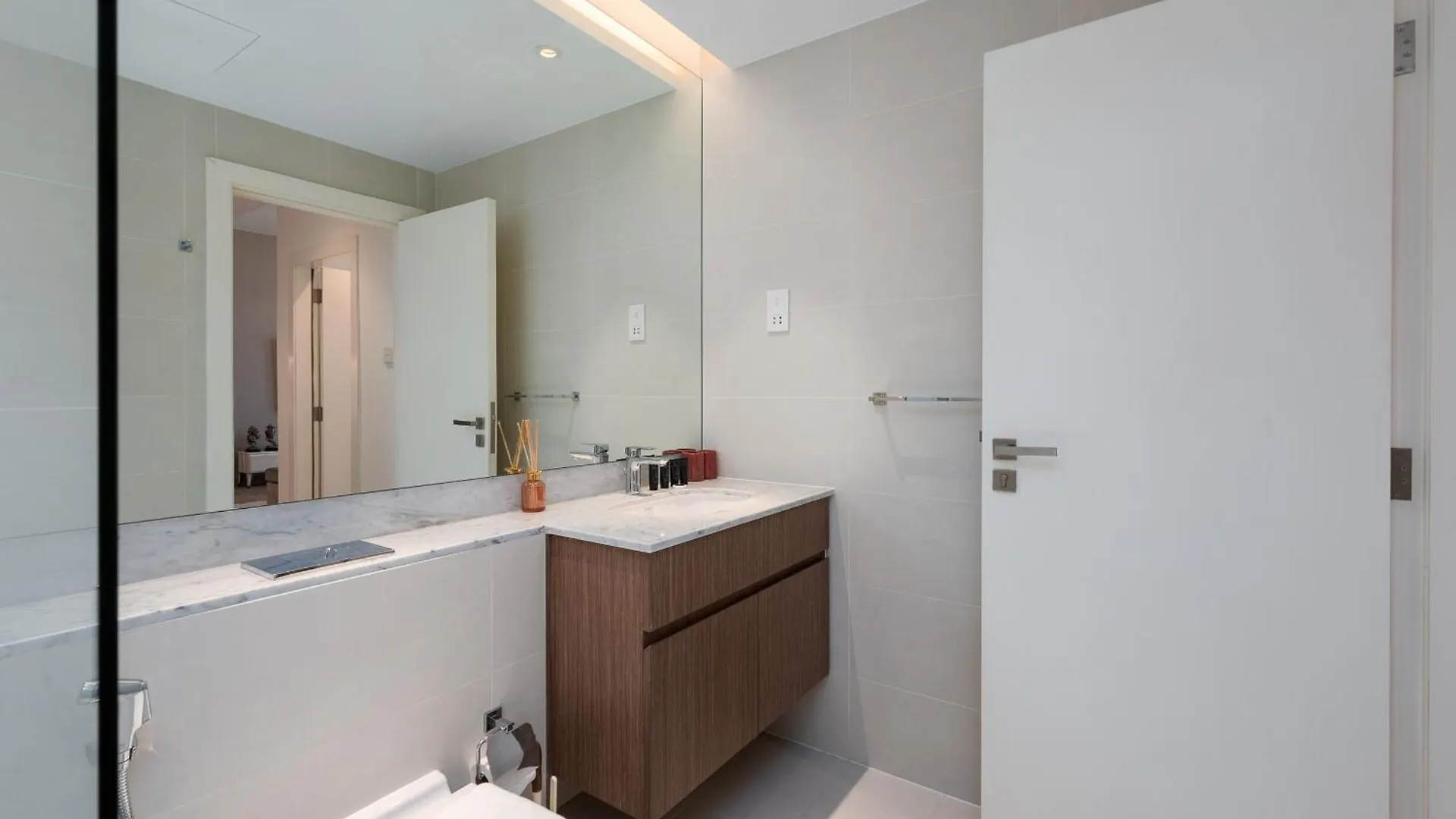 La Cote, Port De La Mer, Jumeirah 1 - Mint Stay Dubai United Arab Emirates